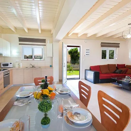 Haus In Kolympia Mit Garten Und Bergblick Holiday home *
