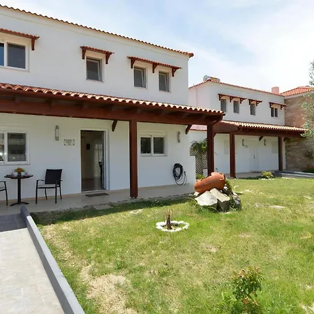 Haus In Kolympia Mit Garten Und Bergblick